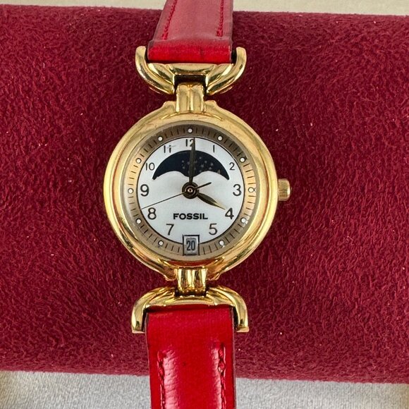 Vintage Fossil T Lug Moon phase Watch with Gold Bezel and Stainless Steel Back - Picture 2 of 8